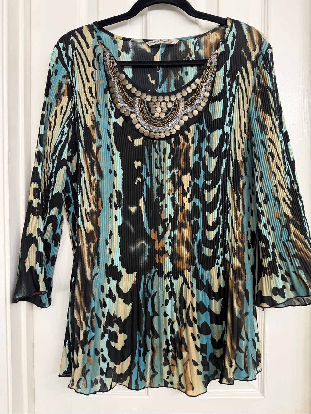 7174 Signature By Larry Levine Embellished Pleated Blouse Scoop Neck 1X